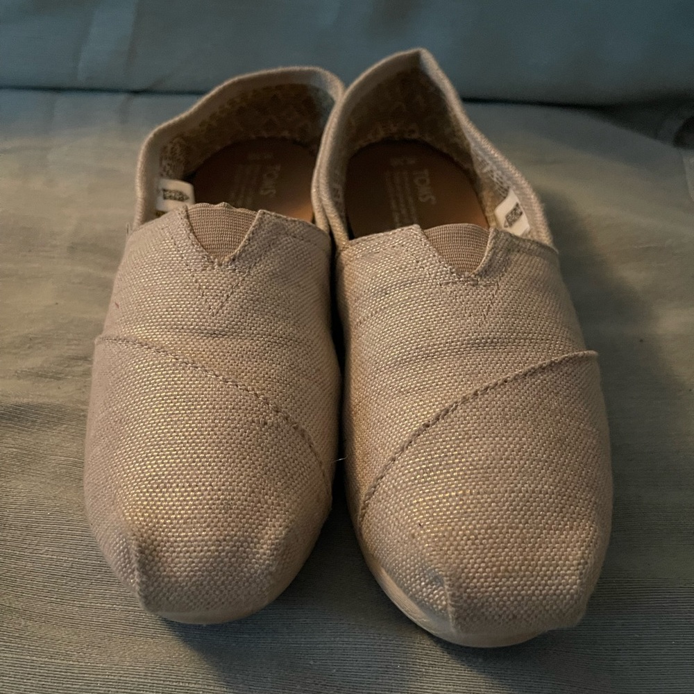 Beige/gold canvas Toms